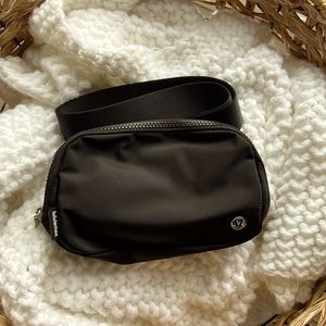 Lululemon everywhere belt bag( black )